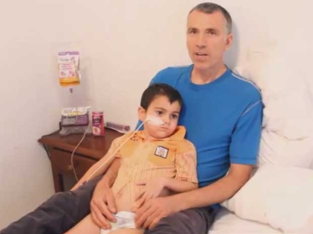 Irmão publicou vídeo com pai explicando porque tirou Ashya do hospital (Foto: Reprodução/YoutTube/Naveed King) Irmão publicou vídeo com pai explicando porque tirou Ashya do hospital (Foto: Reprodução/YoutTube/Naveed King)