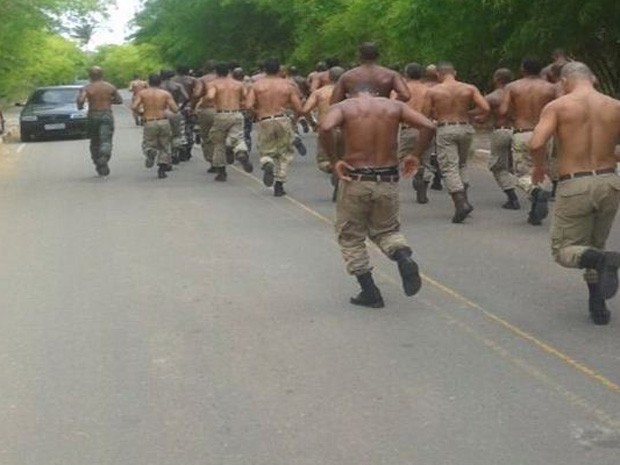 Policiais realizam prova de corrida de 10 km (Foto: Polícia Militar da Bahia/Divulgação)