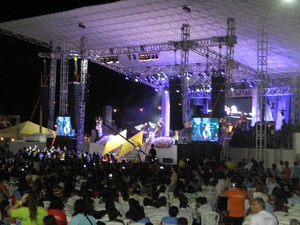 Show do Padre Fábio de Melo atraiu centenas de pessoas em Maceió (Foto: Waldson Costa/G1)