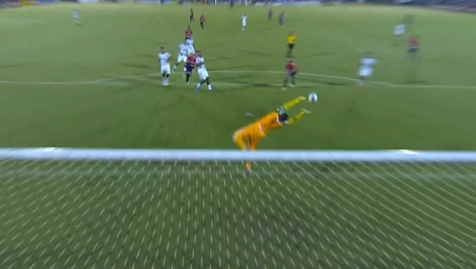 Defesas de Victor e Fernando Prass entre as mais bonitas da rodada