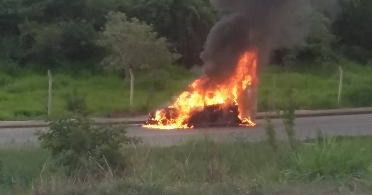 G1 - PM localiza carro em chamas no Bairro Buritis em Arcos ... - Globo.com