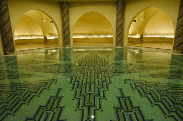 Decoração em mosaicos da piscina principal do Hamam (banho) da mesquita Hassan II.  (Foto: © Haroldo Castro/ÉPOCA  )