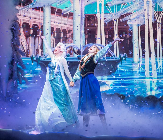 Atual show inspirado na animação Frozen, no Hollywood Studios, traz personagens como as irmãs Anna e Elsa num espetáculo para cantar junto  (Foto: Walt Disney World)