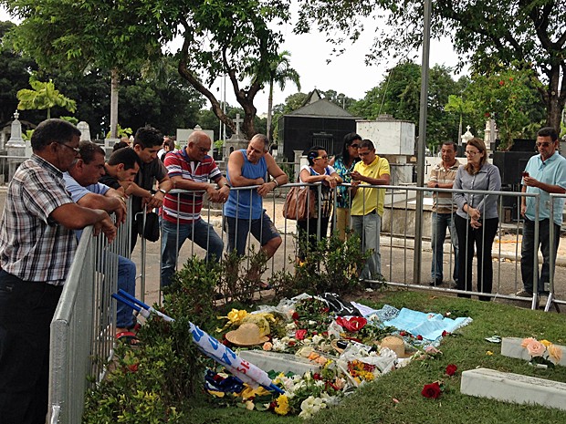 Túmulo de Eduardo Campos está protegido por grades (Foto: Débora Soares/G1)