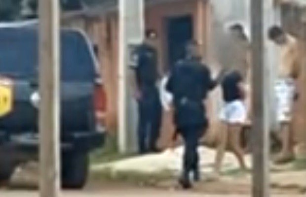 Policial segura adolescente pelo pescoço durante uma abordagem em Novo Gama, Goiás (Foto: Reprodução/ TV Anhanguera)