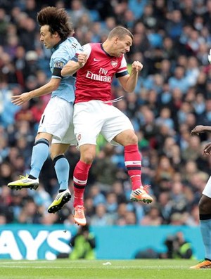 Manchester City Arsenal David Silva Podolski (Foto: Efe)