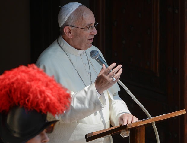 O Papa Francisco neste domingo (14) durante o Angelus, em Castel Gandolfo (Foto: Andreas Solaro/AFP)