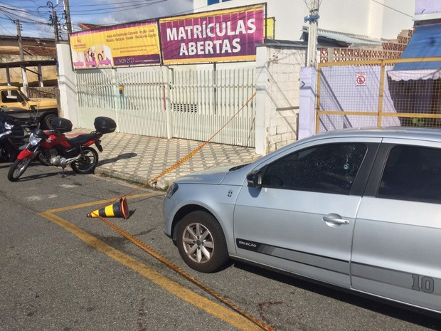 Mulher levou tiro no braço e foi socorrida  (Foto: Pedro Melo/ TV Vanguarda)