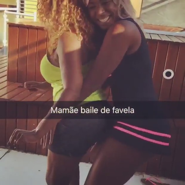 Adélia dança funk com a mãe (Foto: Reprodução/Instagram)