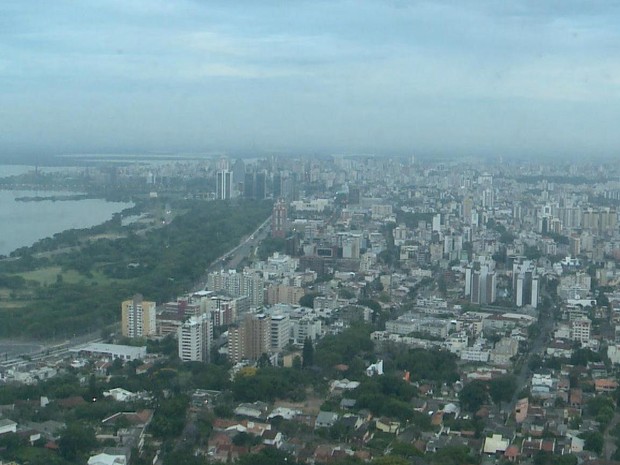 Porto Alegre amanhece com tempo parcialmente nublado nesta segunda (26) (Foto: Reprodução/RBS TV)