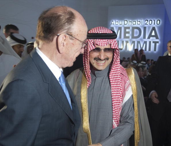Príncipe saudita Alwaleed Bin Talal Alsaud conversa com Rupert Murdoch (Foto: Karl Jeffs/Getty Images)
