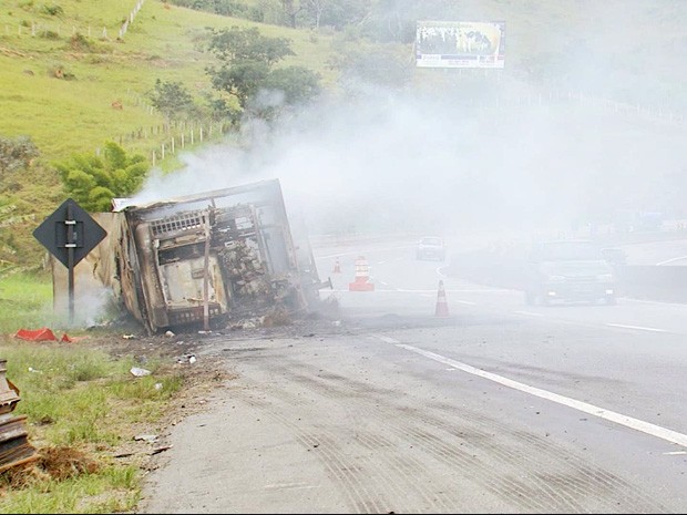 Carreta pegando fogo na Fernão Dias, em Lavras (Foto: Erlei Peixoto / EPTV)