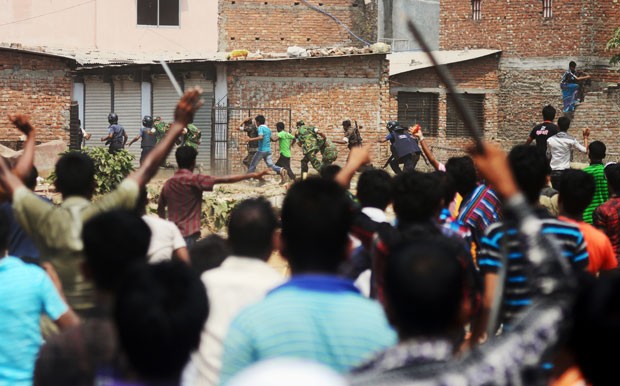 Moradores de Bangladesh fazem protesto após desabamento de prédio de oito andares (Foto: Munir Uz Zaman/AFP)