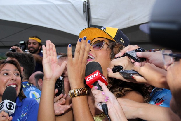 Juliana Alves comemora vitória da Unidos da Tijuca (Foto: Alex Palarea / AgNews)