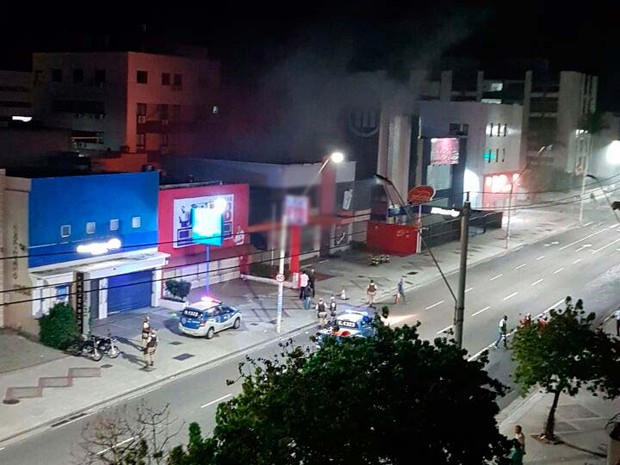Incêndio atinge lanchonete na Avenida Manoel Dias, na Pituba (Foto: Narcizo Pereira/Arquivo Pessoal)