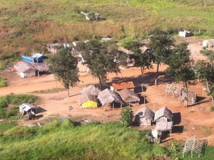 Imagens aéreas mostram que área ocupada em MS virou 'aldeia' (Foto: Alysson Maruyama/TV Morena)