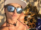 Laura Keller mostra barriguinha em selfie na praia