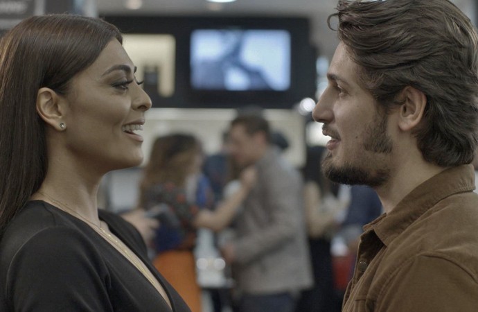 Para provocar Arthur, Carolina vai logo de ficar de papo com Rafael (Foto: TV Globo) Para provocar Arthur, Carolina vai logo de ficar de papo com Rafael (Foto: TV Globo)