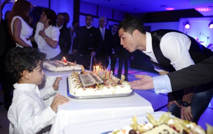 Cristiano Ronaldo - CR7 e o Filho Em Seu Aniversário (Foto: Reprodução / Facebook)