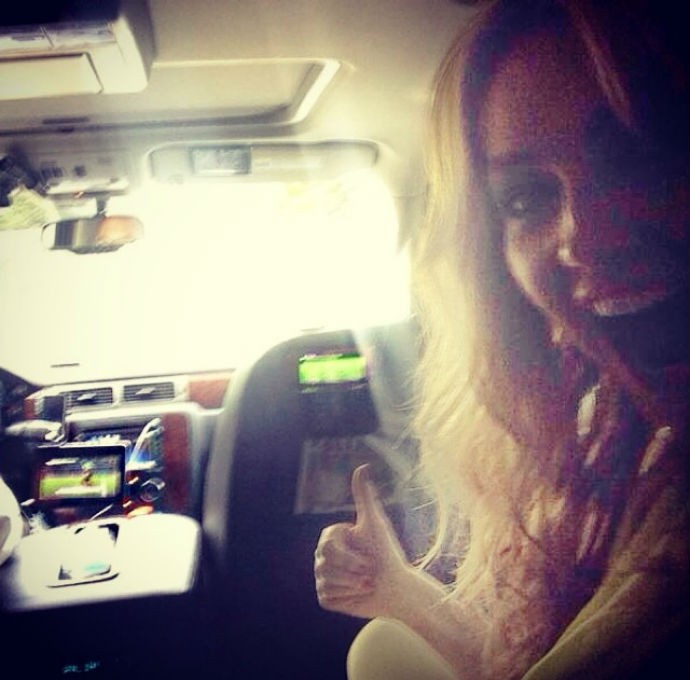 Thalia comemorando dentro do carro