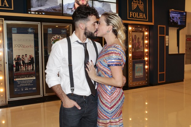 Pedro Henrique Moutinho e Nathália Rodrigues se beijam após estreia da peça &quot;Jogo Aberto&quot; (Foto: Rafael Cusato e Manu Scarpa/Brazil News)