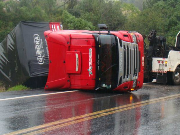 G1 - Carreta Tomba E Quase Cai Em Barranco Na SP-281 Em Itararé ...