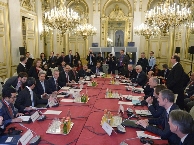 Representantes de países que apoiam a oposição na Síria se reunem nesta segunda-feira (14) em Paris (Foto: MANDEL NGAN / POOL / AFP)