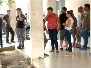 Amigos e familiares estavam bastantes comovidos (Foto: Ellyo Teixeira/G1)