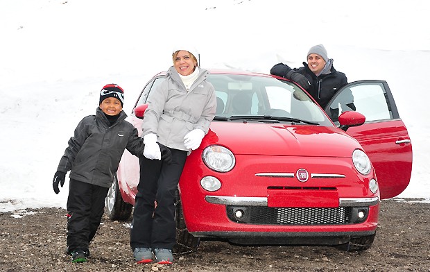 A família chegou ao Valle Nevado Ski Resort em um Fiat 500 vermelho (Foto: Deco Rodrigues/Revista QUEM) A família chegou ao Valle Nevado Ski Resort em um Fiat 500 vermelho (Foto: Deco Rodrigues/Revista QUEM)