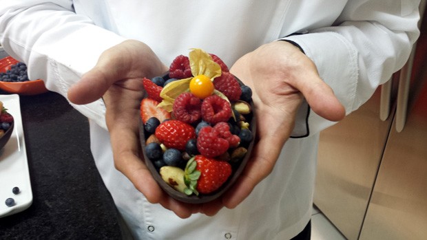 Para decorar podem ser usadas frutas do gosto de cada um (Foto: Júlia Groppo) Para decorar podem ser usadas frutas do gosto de cada um (Foto: Júlia Groppo)