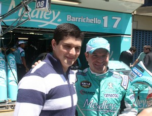 Rubens Barrichello e fã Adriano Mann Machado, em Curitiba (Foto: Gabriel Hamilko / GloboEsporte.com)