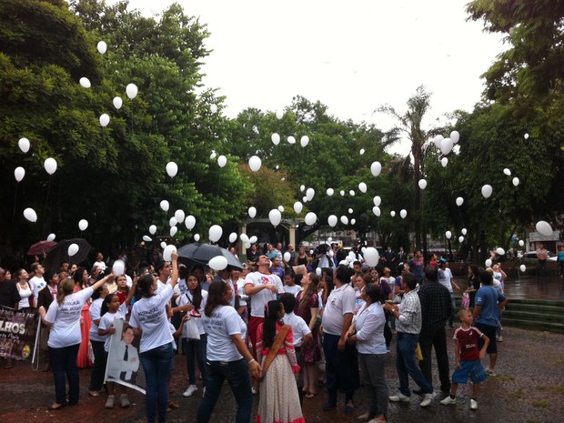 Grupo soltou 242 balões brancos para lembrar as vítimas da Boate Kiss (Foto: Luiza Carneiro/G1)