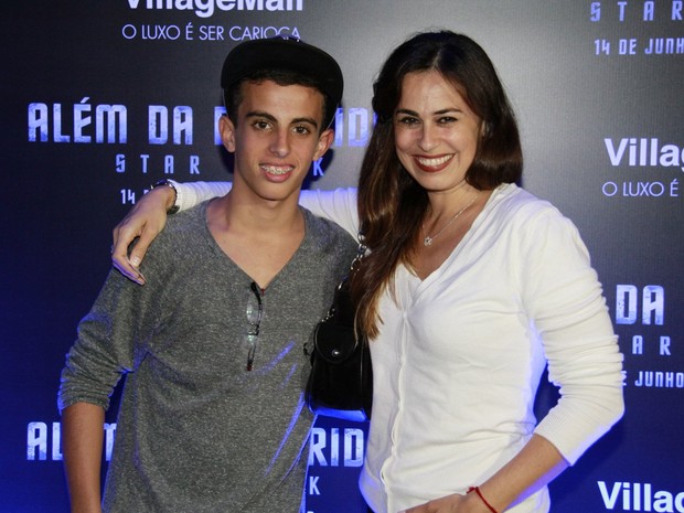Daniela Escobar com o filho em pré-estreia de filme no Rio (Foto: Isac Luz/ EGO)