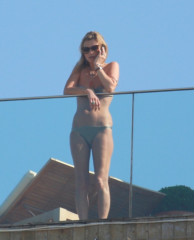 Kate Moss de biquíni em sacada de hotel no RJ (Foto: Dilson Silva / Agnews)