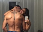 Ex-BBB Jonas posta foto abraçando e beijando o pescoço de Mari Gonzalez