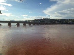 Coloração do Rio Doce em Colatina ainda está alterada devido à lama de rejeitos que vazou de barragem (Foto: Raquel Lopes/ A Gazeta)