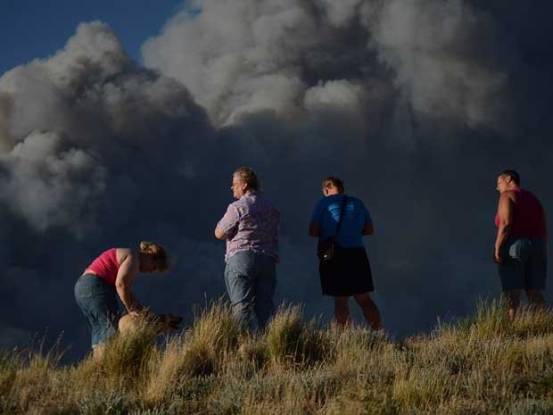 Moradores observam incêndio da Floresta Negra em Colorado Springs (Foto: Bryan Oller/ AP)
