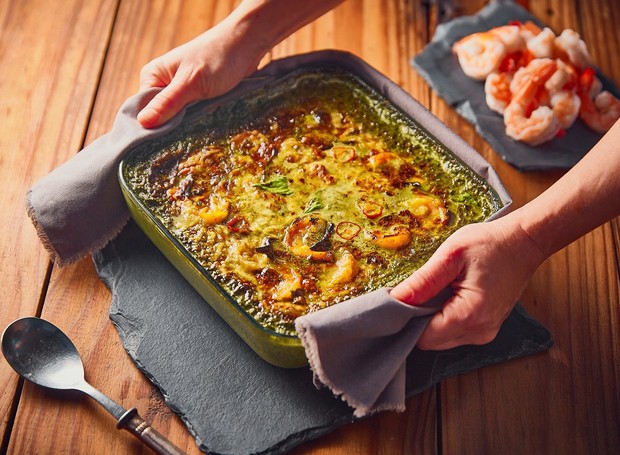 Laissez bien dorer le crémeux de crevettes à l'ail, au parmesan et aux épinards avant de servir (Photo : Thiago Maziero / Disclosure)