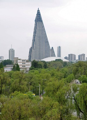 O futurista hotel Ryugyong, cravado no centro da capital norte-coreana, Pyongyang, daria inveja a diretores de ficção científica (Foto: Philipp Meuser)