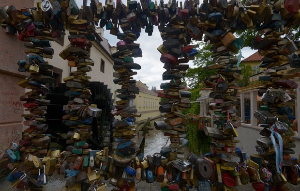 Cadeados do amor na Ponte Carlos, em Praga, na República Tcheca (Foto: Michal Cizek/AFP)
