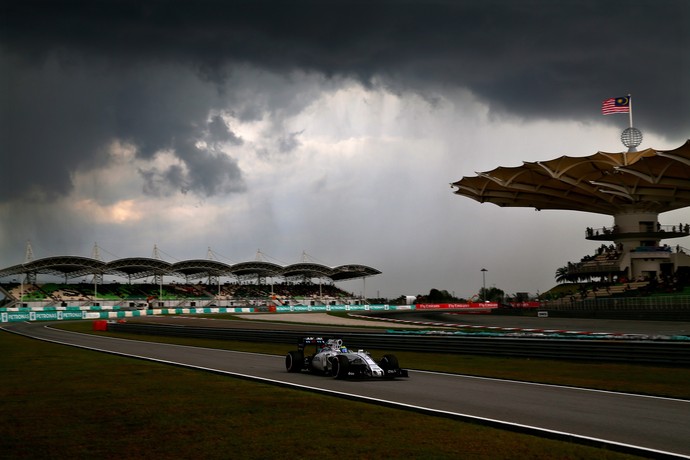 Felipe Massa com sua Williams sob o céu nublado de Sepang, GP da Malásia (Foto: AFP)