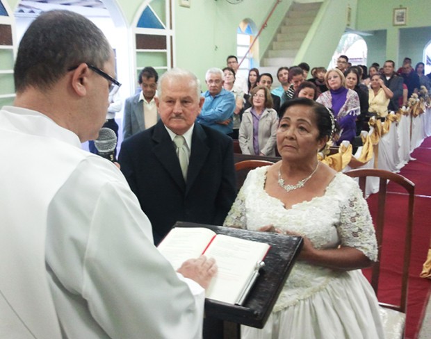 Noivos se casam em Jacareí em cerimônia lotada (Foto: Suellen Fernandes/G1)