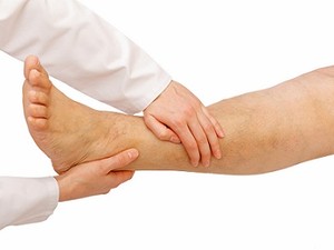 Pés e mãos frias, dores e inchaço nas pernas podem ser sintomas de problemas circulatórios. (Foto: Divulgação/secretaria de Saúde)