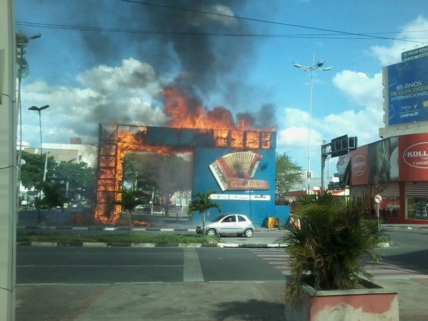 Fogo destruiu o portal do São João de Caruaru (Foto: Allison Lima/Divulgação)