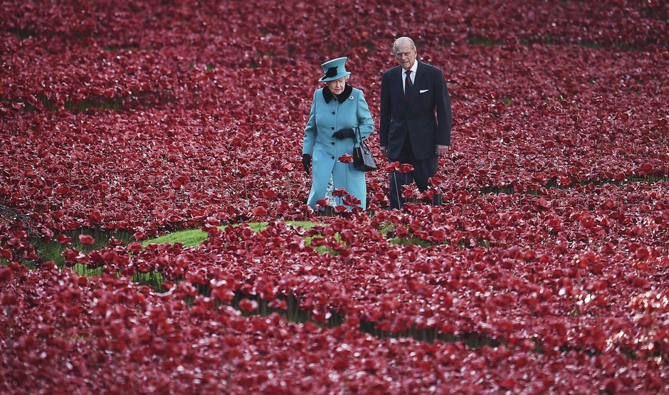 ARA1 LONDRES (REINO UNIDO) 16/10/2014.- La reina Isabel II y su marido, el duque de Edimburgo, pasean entre las miles de 