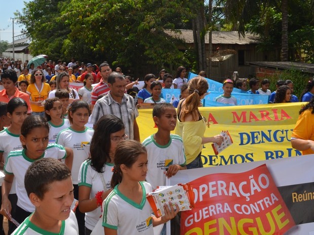 Alunos saíram em caminhada para conscientizar a população (Foto: Vanísia Nery/G1)