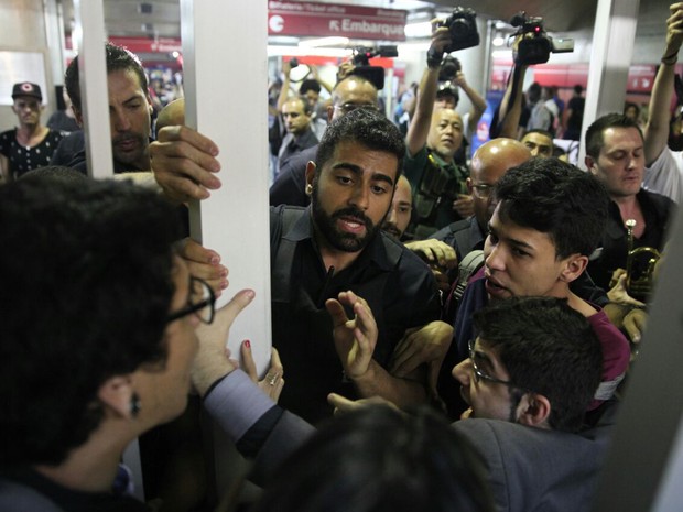 Há início de confusão na estação Anhangabaú (Foto: Fabio Tito/G1)