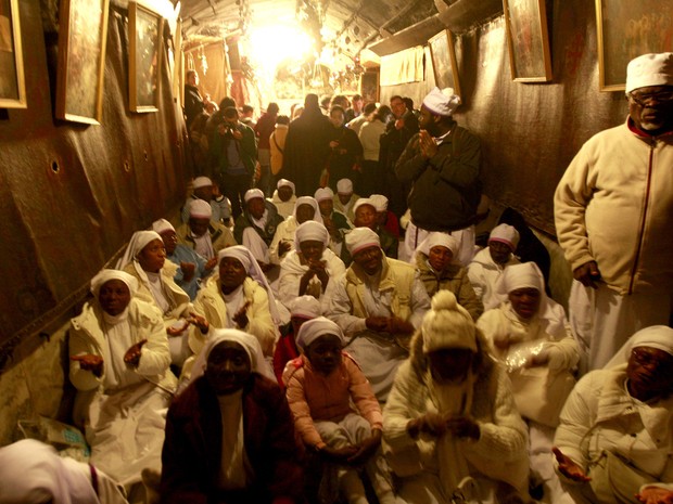 Peregrinos da Nigéria rezam na Igreja da Natividade, local onde Jesus teria nascido, em Belém, na Cisjordânia (Foto: Majdi Mohammed/AP)