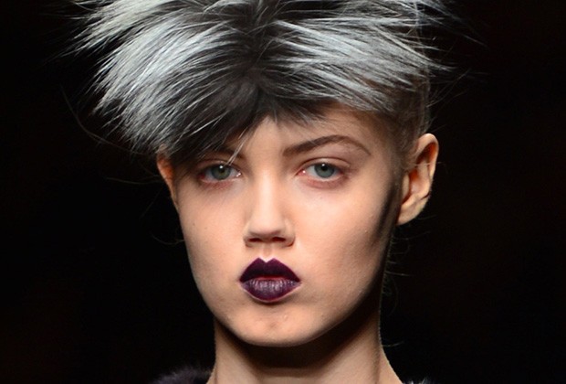 Modelo em desfile da grife FENDI (Foto: AFP / Agência) Modelo em desfile da grife FENDI (Foto: AFP / Agência)