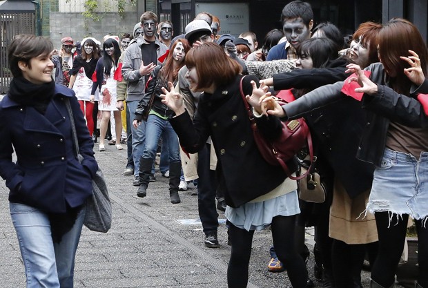 Cerca de 50 pessoas participaram do Roppongi Zombie Walk e chamaram a atenção dos pedestres (Foto: Yuya Shino/Reuters)